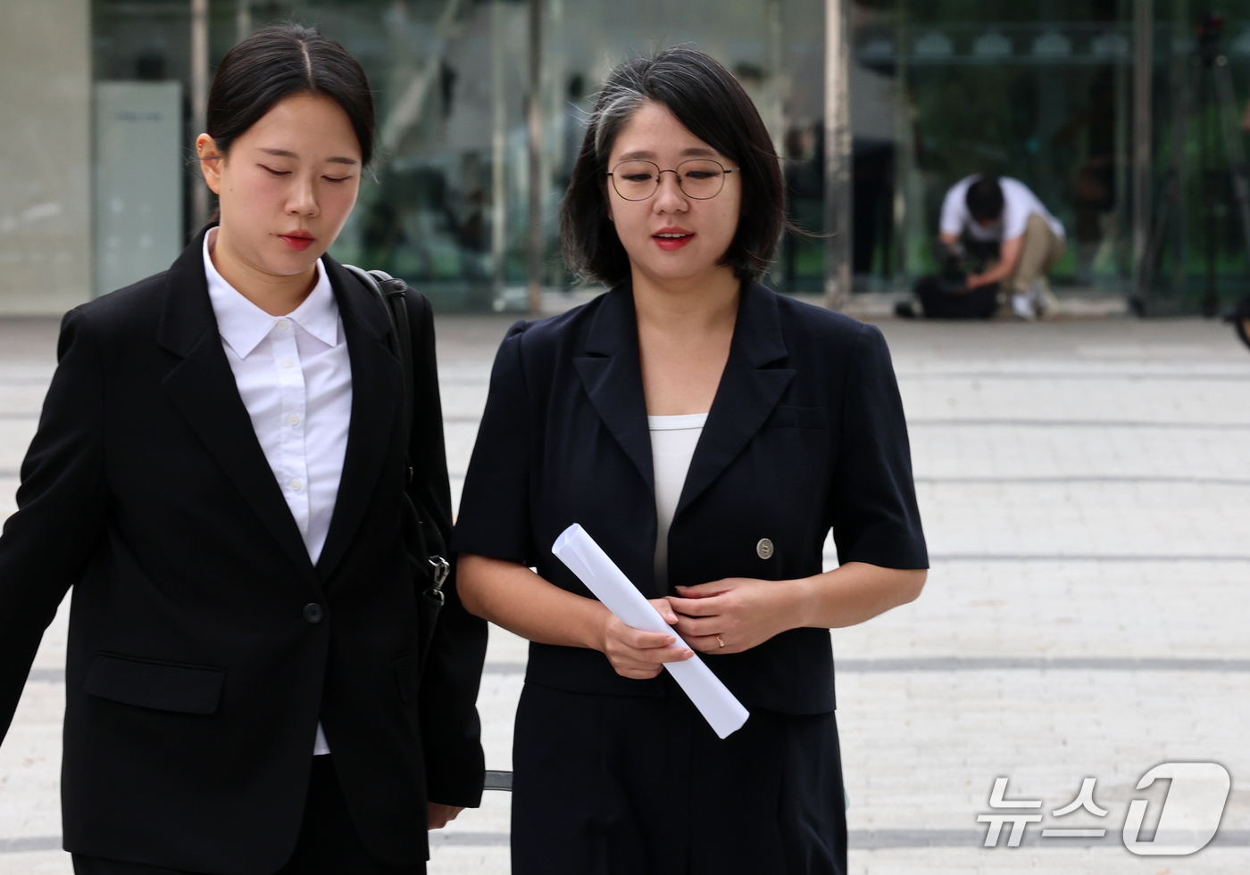 (서울=뉴스1) 박세연 기자 = 용혜인 성평등가족부 장관 후보자가 13일 서울 여의도 국회 소통관에서 사퇴 발표 기자회견을 마친 후 나서고 있다.  2026.9.13/뉴스1