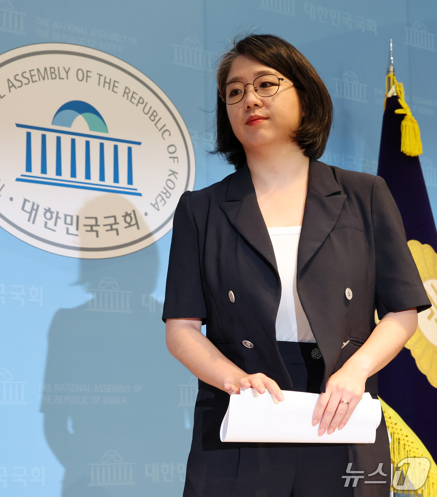 (서울=뉴스1) 박세연 기자 = 용혜인 성평등가족부 장관 후보자가 13일 서울 여의도 국회 소통관에서 사퇴 발표 기자회견을 마친 후 나서고 있다.  2026.9.13/뉴스1