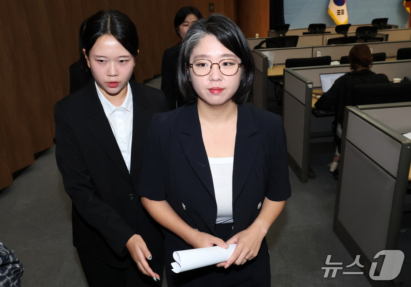 (서울=뉴스1) 박세연 기자 = 용혜인 성평등가족부 장관 후보자가 13일 서울 여의도 국회 소통관에서 사퇴 발표 기자회견을 마친 후 나서고 있다.  2026.9.13/뉴스1