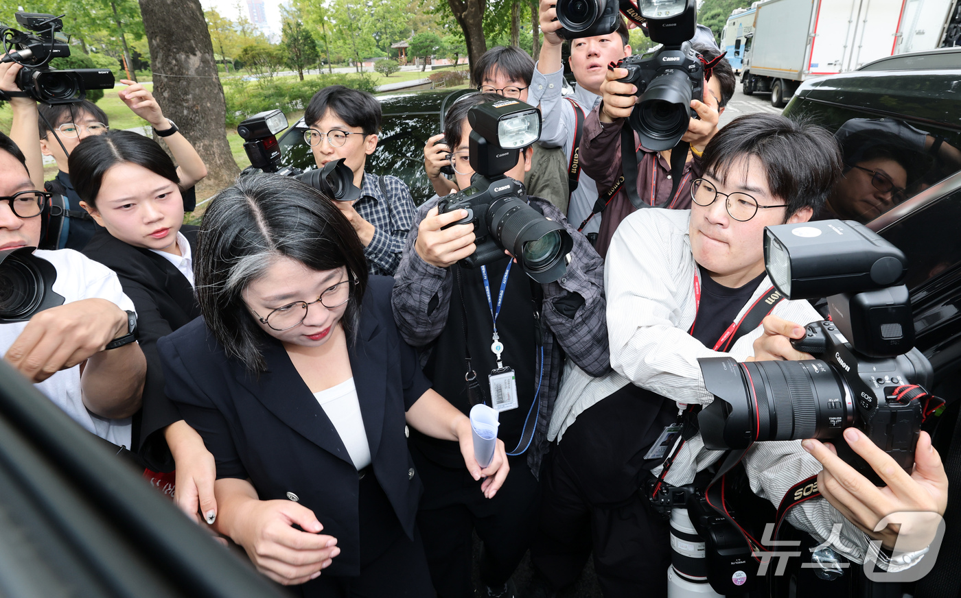 (서울=뉴스1) 박세연 기자 = 용혜인 성평등가족부 장관 후보자가 13일 서울 여의도 국회 소통관에서 사퇴 발표 기자회견을 마친 후 나서 차량에 오르고 있다.  2026.9.13/ …