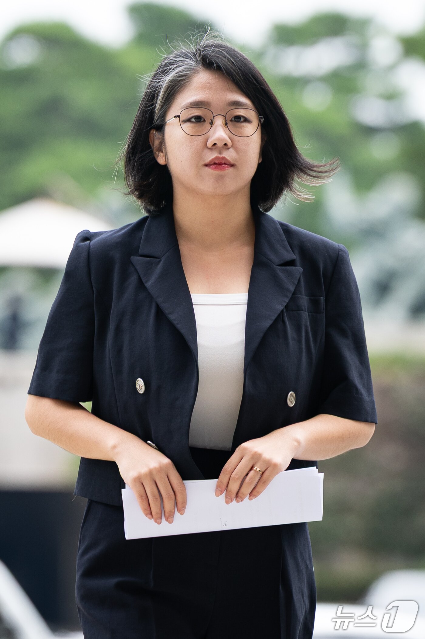 본문 이미지 - 용혜인 성평등가족부 장관 후보자가 13일 서울 여의도 국회 소통관에서 장관 후보직 사퇴 기자회견에 들어서고 있다. 2026.9.13 ⓒ 뉴스1 유승관 기자