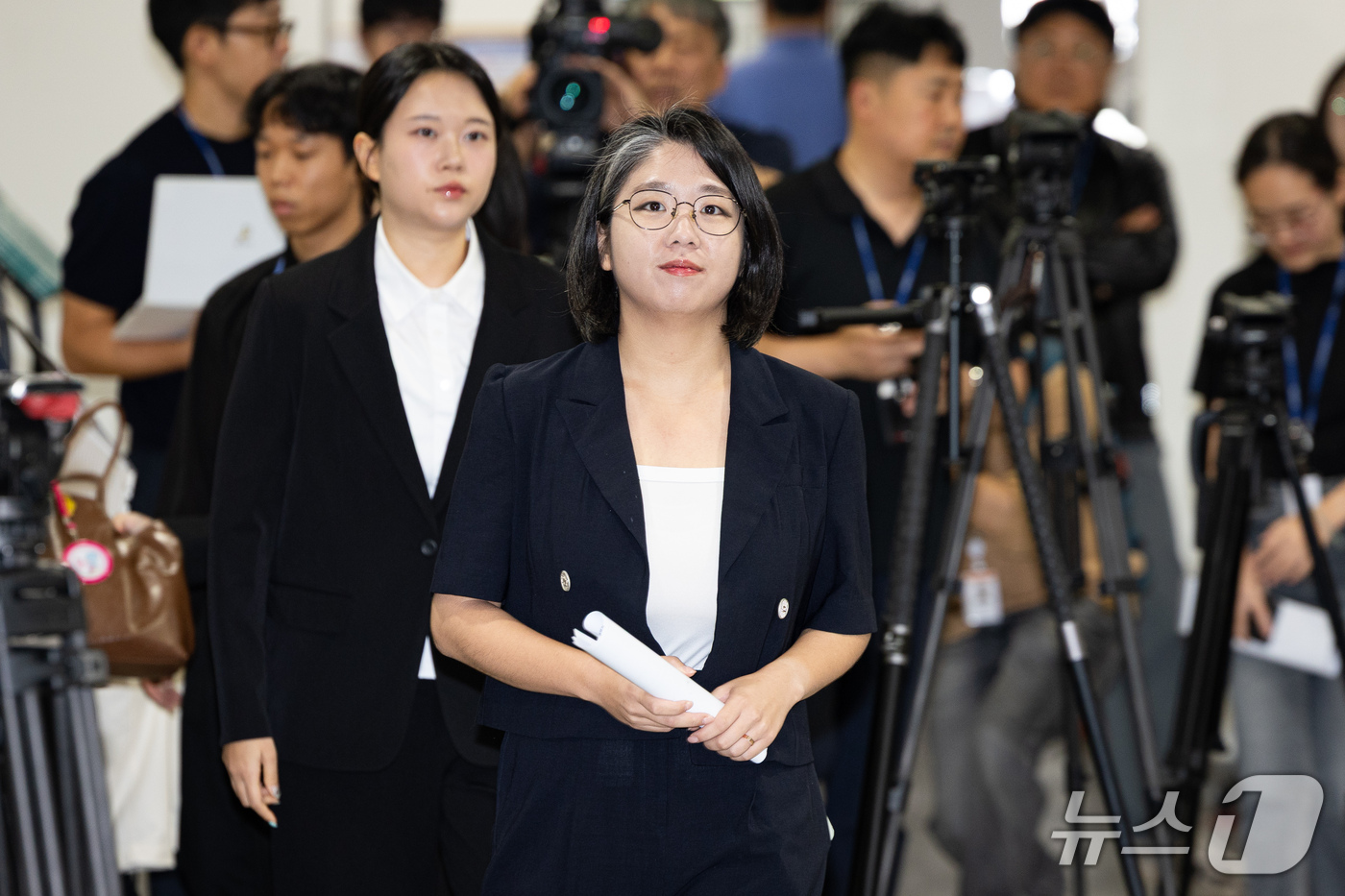 (서울=뉴스1) 유승관 기자 = 용혜인 성평등가족부 장관 후보자가 13일 서울 여의도 국회 소통관에서 장관 후보직 사퇴 기자회견에 들어서고 있다. 2026.9.13/뉴스1