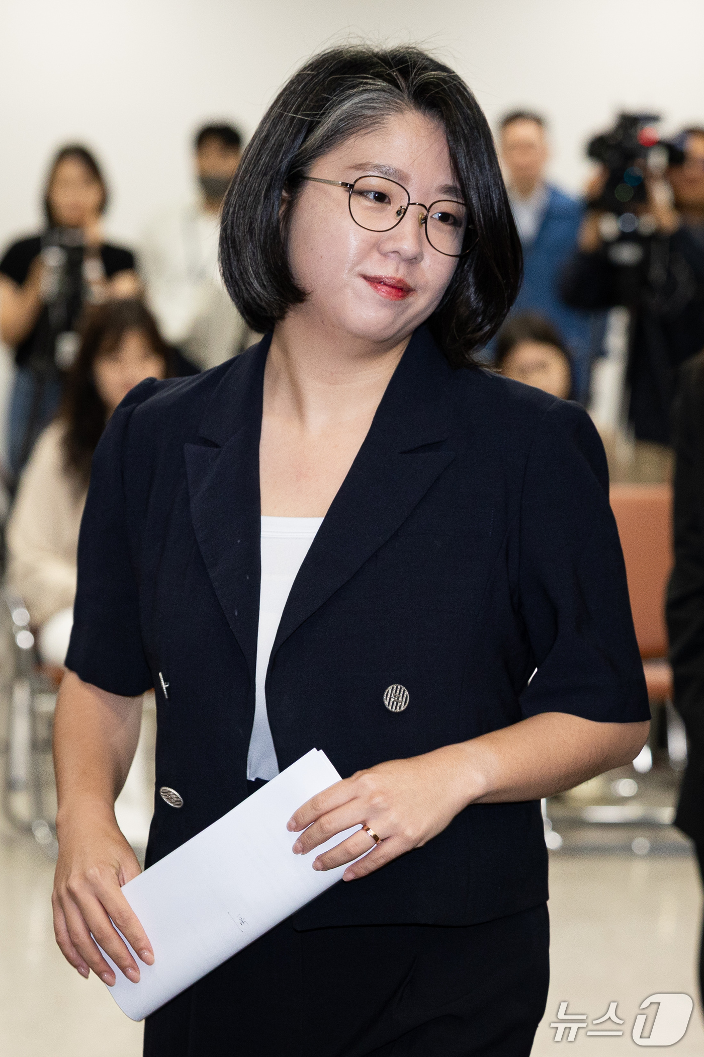 (서울=뉴스1) 유승관 기자 = 용혜인 성평등가족부 장관 후보자가 13일 서울 여의도 국회 소통관에서 장관 후보직 사퇴 기자회견에 들어서고 있다. 2026.9.13/뉴스1