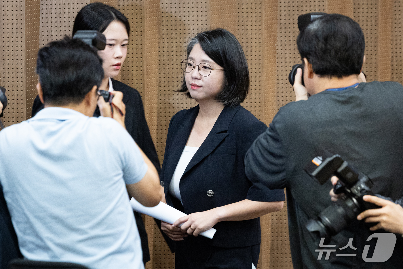 (서울=뉴스1) 유승관 기자 = 용혜인 성평등가족부 장관 후보자가 13일 서울 여의도 국회 소통관에서 장관 후보직 사퇴 기자회견을 마친 후 이동하고 있다. 2026.9.13/뉴스1 …