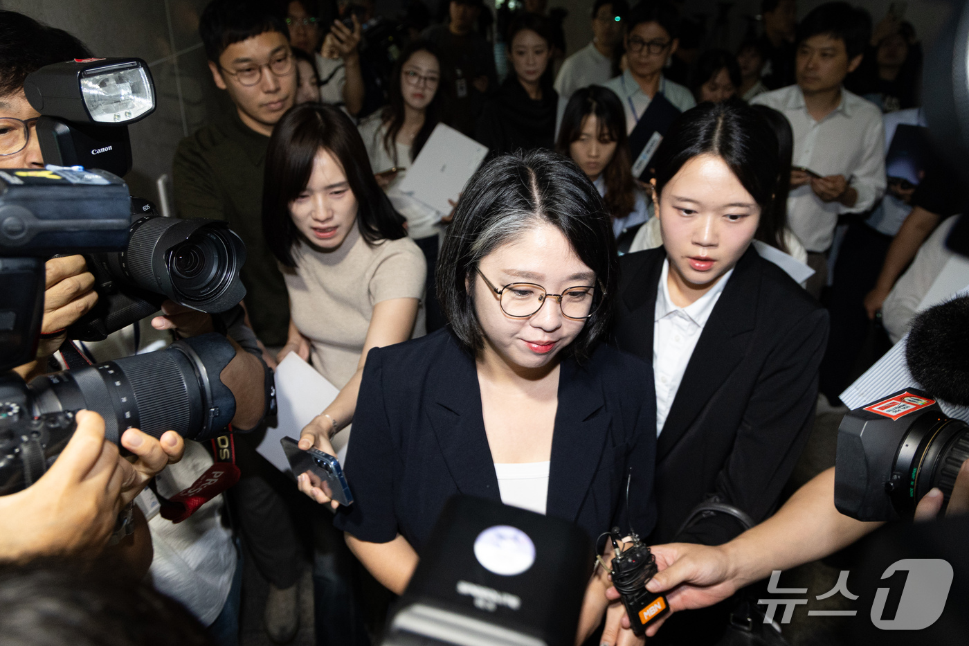(서울=뉴스1) 유승관 기자 = 용혜인 성평등가족부 장관 후보자가 13일 서울 여의도 국회 소통관에서 장관 후보직 사퇴 기자회견을 마친 후 이동하고 있다. 2026.9.13/뉴스1 …