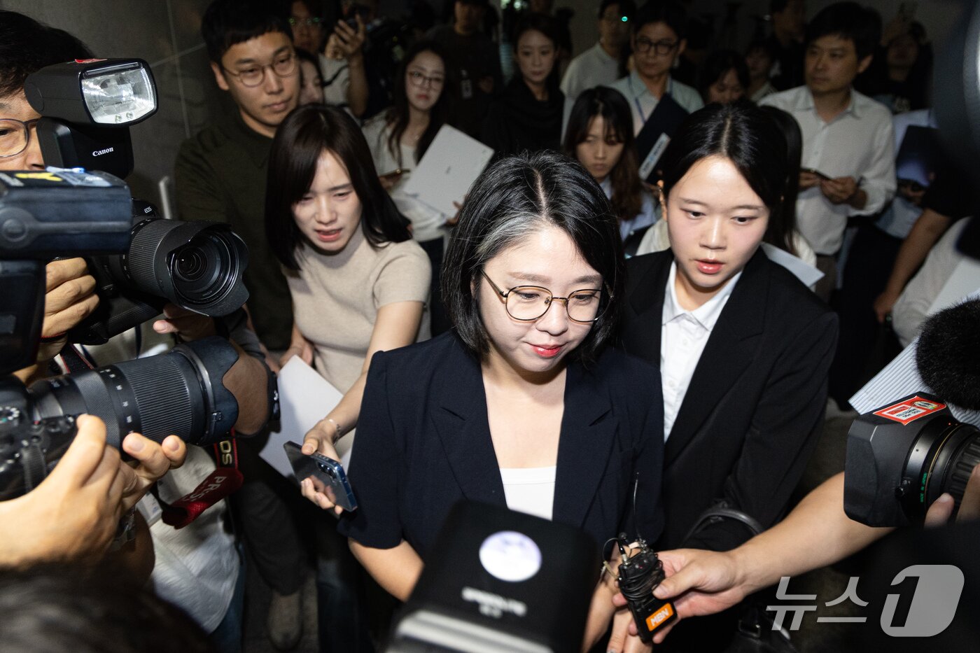 본문 이미지 - 용혜인 성평등가족부 장관 후보자가 13일 서울 여의도 국회 소통관에서 장관 후보직 사퇴 기자회견을 마친 후 이동하고 있다. 2026.9.13 ⓒ 뉴스1 유승관 기자