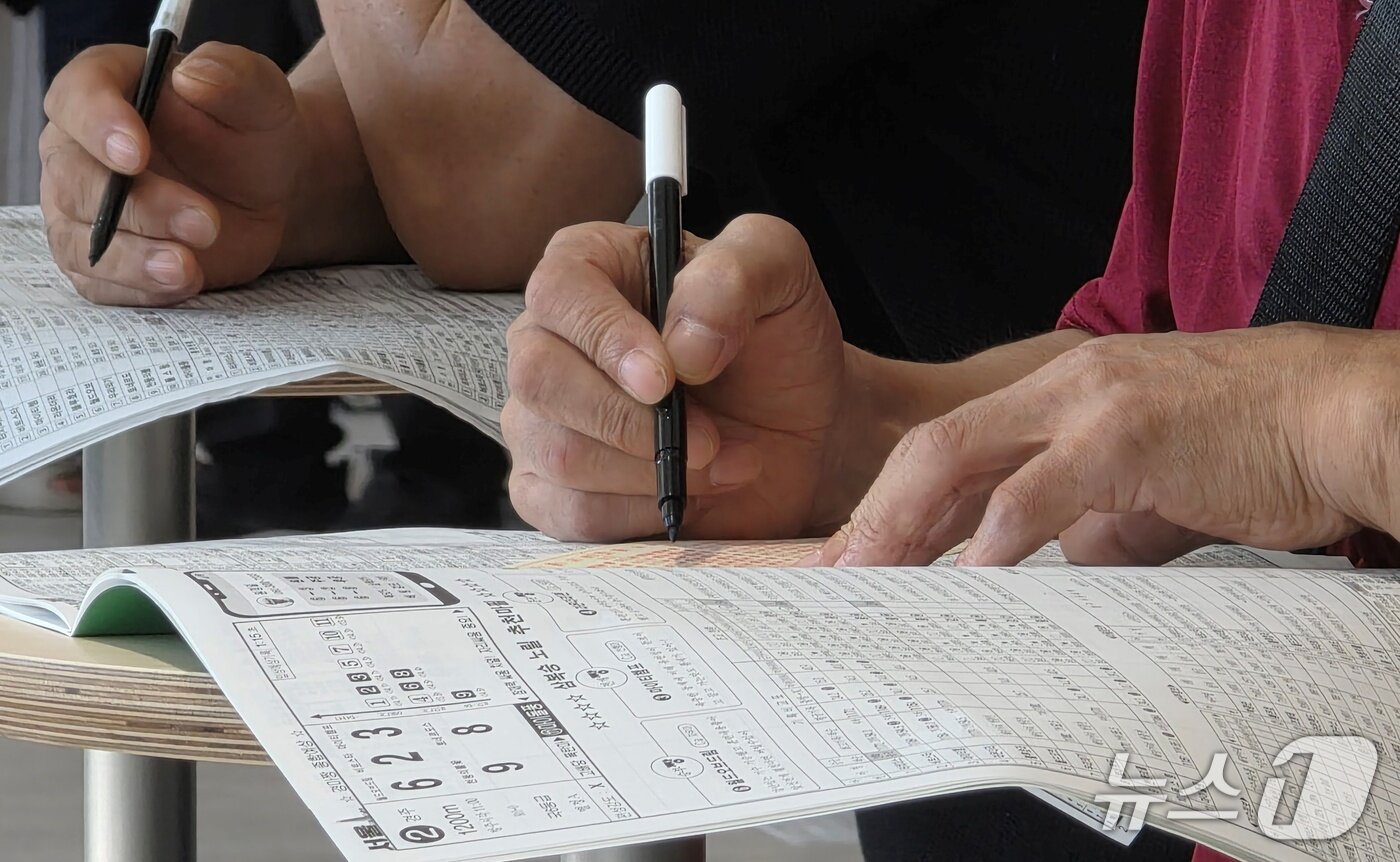 본문 이미지 - 13일 개장한 영천 경마공원에서 한 관람객이 경기가 시작되자 마권표를 작성하고 있다. 2026.9.13 ⓒ 뉴스1 정우용 기자