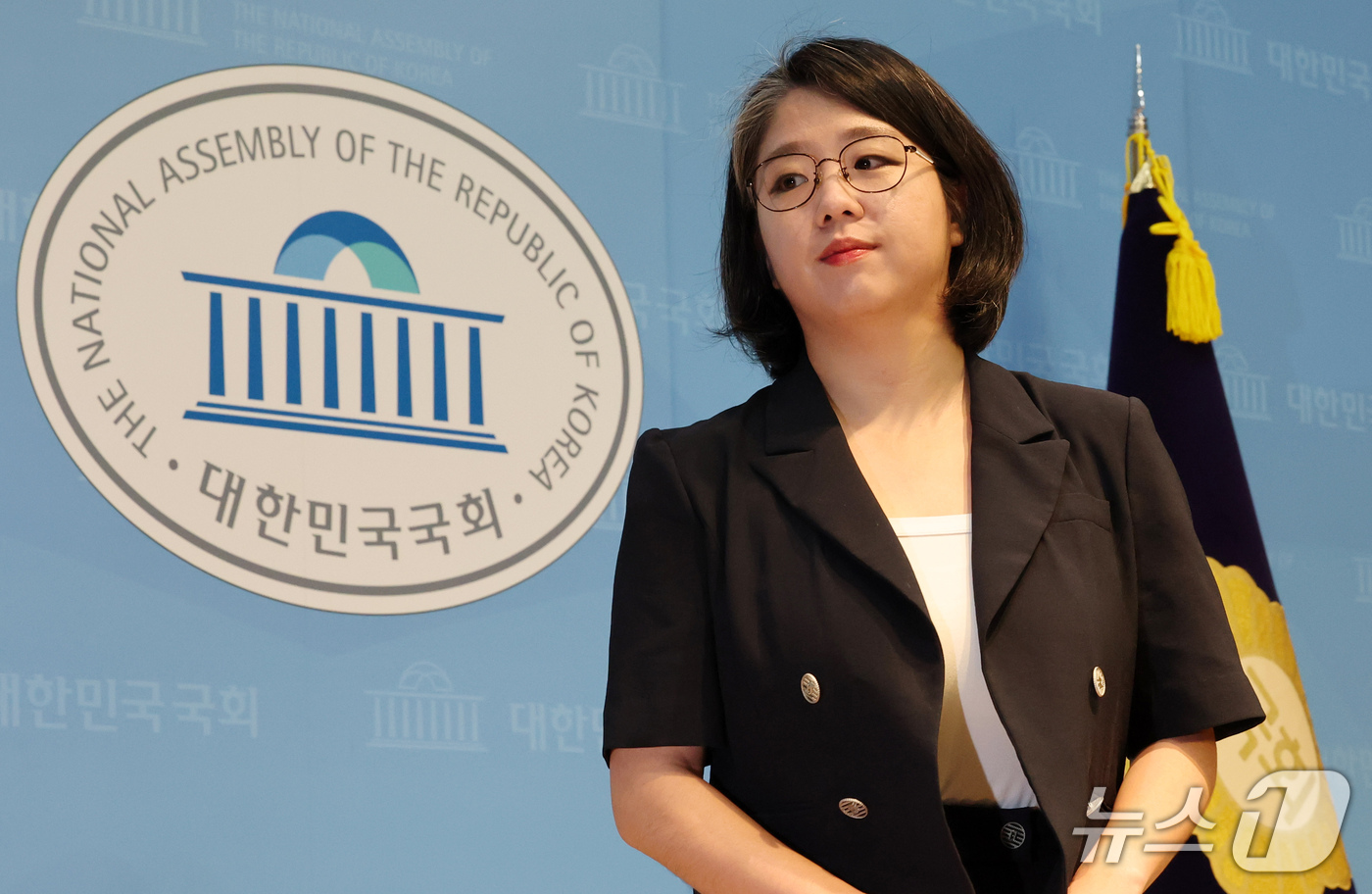 (서울=뉴스1) 박세연 기자 = 용혜인 성평등가족부 장관 후보자가 13일 서울 여의도 국회 소통관에서 사퇴 발표 기자회견을 마친 후 나서고 있다. 2026.9.13/뉴스1