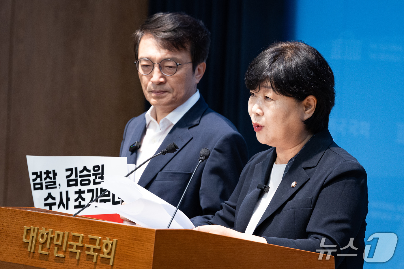 (서울=뉴스1) 유승관 기자 = 국회 법제사법위원회 서영교 위원장과 김의겸 더불어민주당 간사가 13일 서울 여의도 국회 소통관에서 김승원 법무부 장관 후보자에 대한 검찰의 표적수사 …