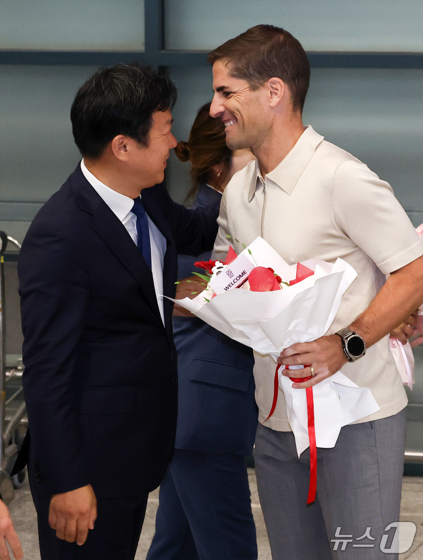 (인천공항=뉴스1) 최지환 기자 = 로베르토 모레노 대한민국 남자 축구 대표팀 임시 감독이 13일 인천국제공항 1터미널을 통해 입국하며 대한축구협회 관계자에게 꽃다발을 받고 있다. …