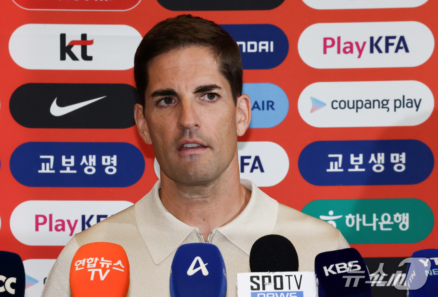 (인천공항=뉴스1) 최지환 기자 = 로베르토 모레노 대한민국 남자 축구 대표팀 임시 감독이 13일 인천국제공항 1터미널을 통해 입국 후 취재진과 인터뷰를 하고 있다. 2026.9. …