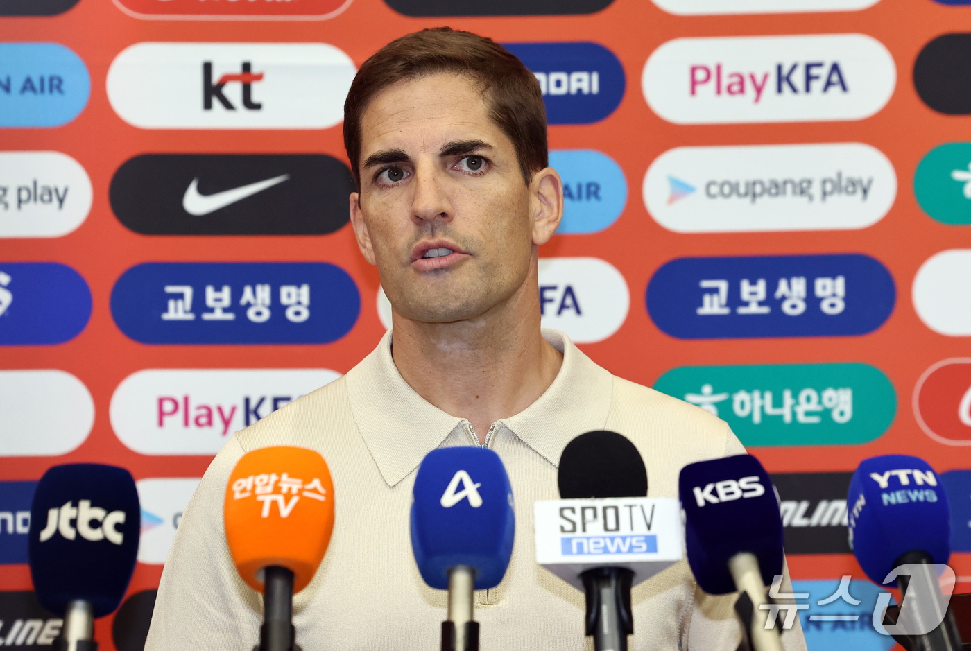(인천공항=뉴스1) 최지환 기자 = 로베르토 모레노 대한민국 남자 축구 대표팀 임시 감독이 13일 인천국제공항 1터미널을 통해 입국 후 취재진과 인터뷰를 하고 있다. 2026.9. …