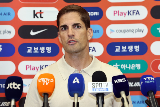 '한국 축구 새 희망' 모레노 임시 감독 입국…14일 소집 명단 발표