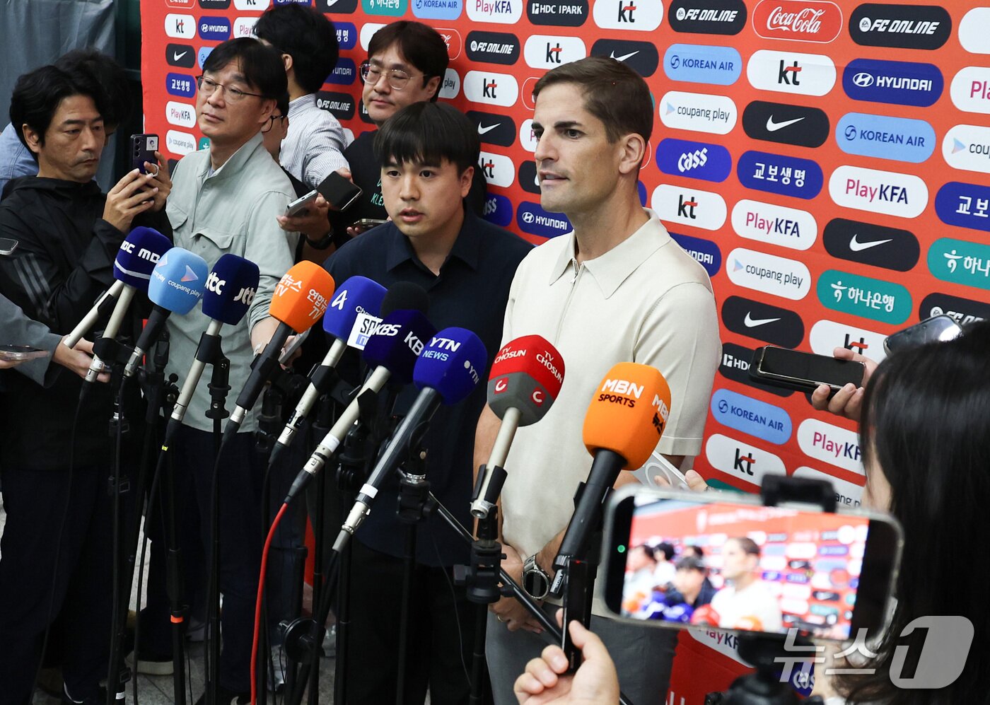 본문 이미지 - 로베르토 모레노 대한민국 남자 축구 대표팀 임시 감독이 13일 인천국제공항 1터미널을 통해 입국 후 취재진과 인터뷰를 하고 있다. 2026.9.13 ⓒ 뉴스1 최지환 기자