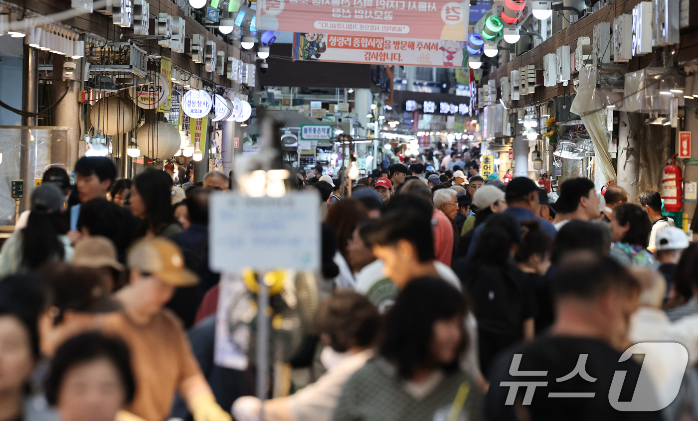 (서울=뉴스1) 이종수 기자 = 서울사랑상품권이 오는 14일부터 순차 발행된다. 광역 상품권은 5% 할인에 2% 페이백 혜택이 제공되며 올해는 65세 이상 고령자를 위한 전용 물량 …