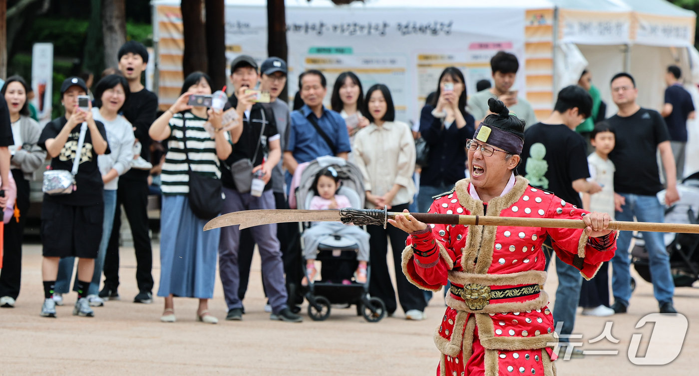 (서울=뉴스1) 김도우 기자 = 13일 서울 중구 남산골한옥마을에서 열린 서울무형문화축제에서 관람객들이 전통군영무예를 관람하고 있다. 2026.9.13/뉴스1