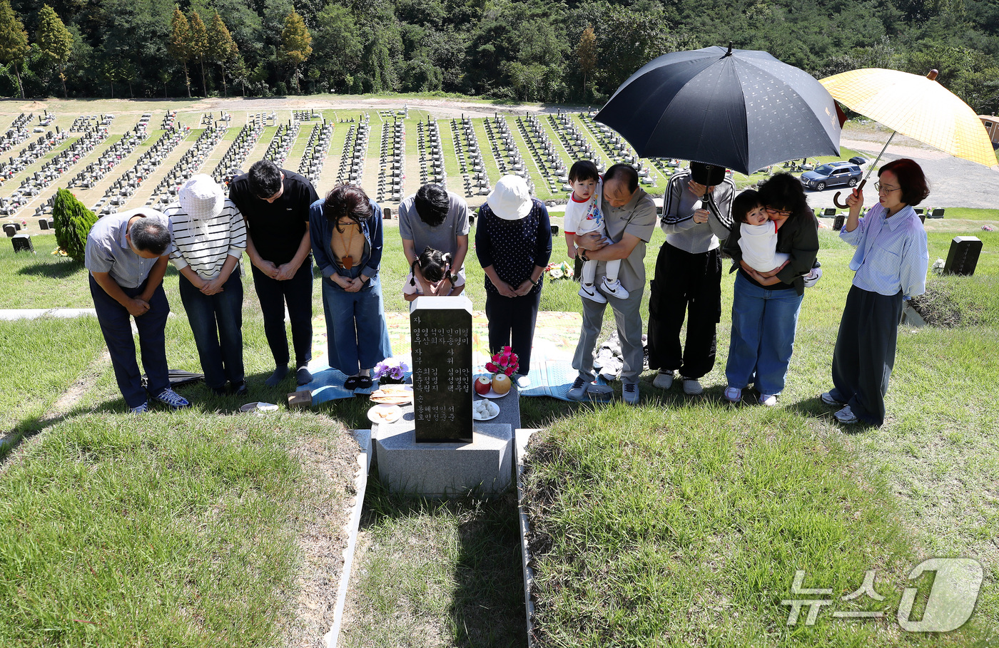 (칠곡=뉴스1) 공정식 기자 = 추석 연휴를 한주 앞둔 13일 경북 칠곡군 동명면 현대공원 묘원을 찾은 가족들이 성묘를 하고 있다. 2026.9.13/뉴스1