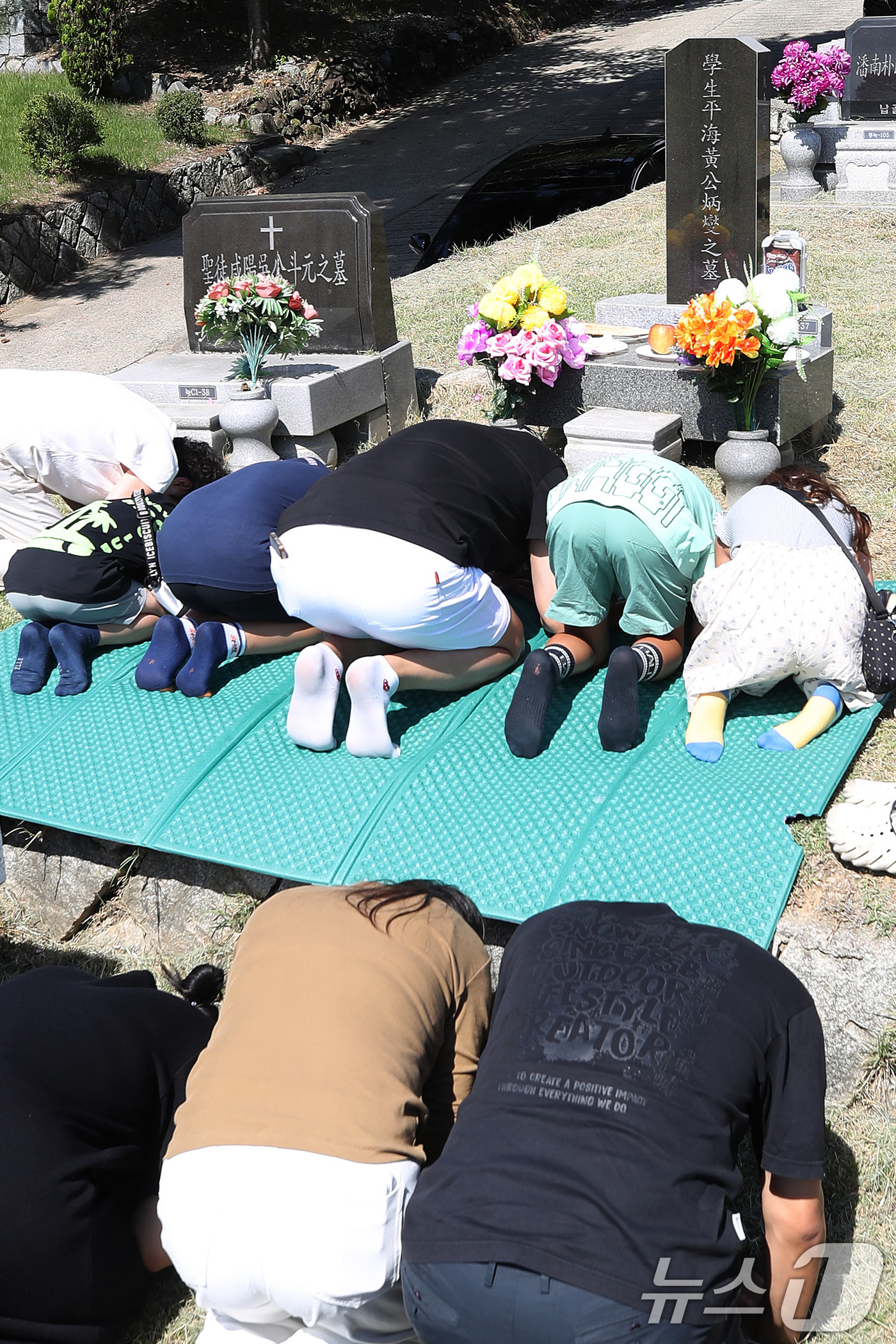 (칠곡=뉴스1) 공정식 기자 = 추석 연휴를 한주 앞둔 13일 경북 칠곡군 동명면 현대공원 묘원을 찾은 가족들이 성묘를 하고 있다. 2026.9.13/뉴스1