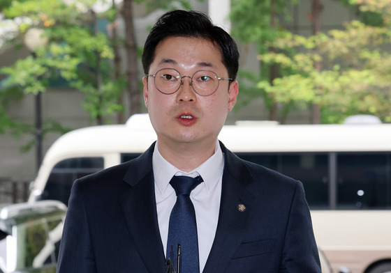 고발인 조사 출석하며 발언하는 김동아 의원