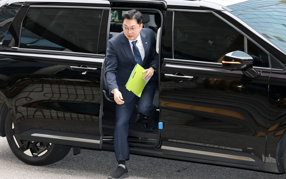 차량에서 내리는 김동아 의원