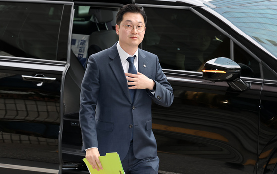 김동아 의원, 경찰 고발인 조사 출석