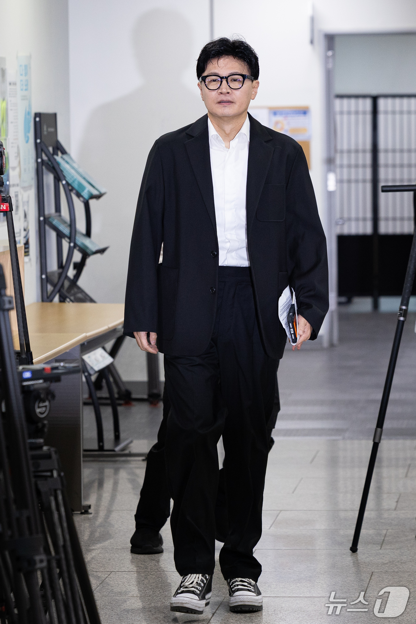 (서울=뉴스1) 유승관 기자 = 한동훈 무소속 의원이 13일 서울 여의도 국회 소통관에서 김승원 법무부 장관 후보자 관련 기자회견을 위해 기자회견장으로 들어서고 있다. 2026.9 …