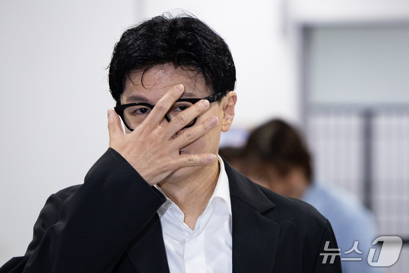 (서울=뉴스1) 유승관 기자 = 한동훈 무소속 의원이 13일 서울 여의도 국회 소통관에서 김승원 법무부 장관 후보자 관련 기자회견을 위해 기자회견장으로 들어서고 있다. 2026.9 …