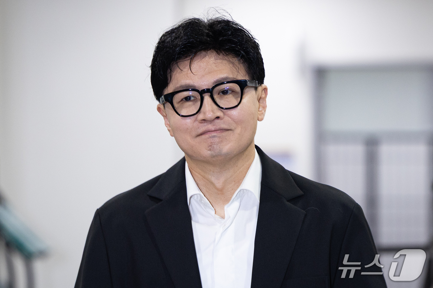 (서울=뉴스1) 유승관 기자 = 한동훈 무소속 의원이 13일 서울 여의도 국회 소통관에서 김승원 법무부 장관 후보자 관련 기자회견을 위해 기자회견장으로 들어서고 있다. 2026.9 …