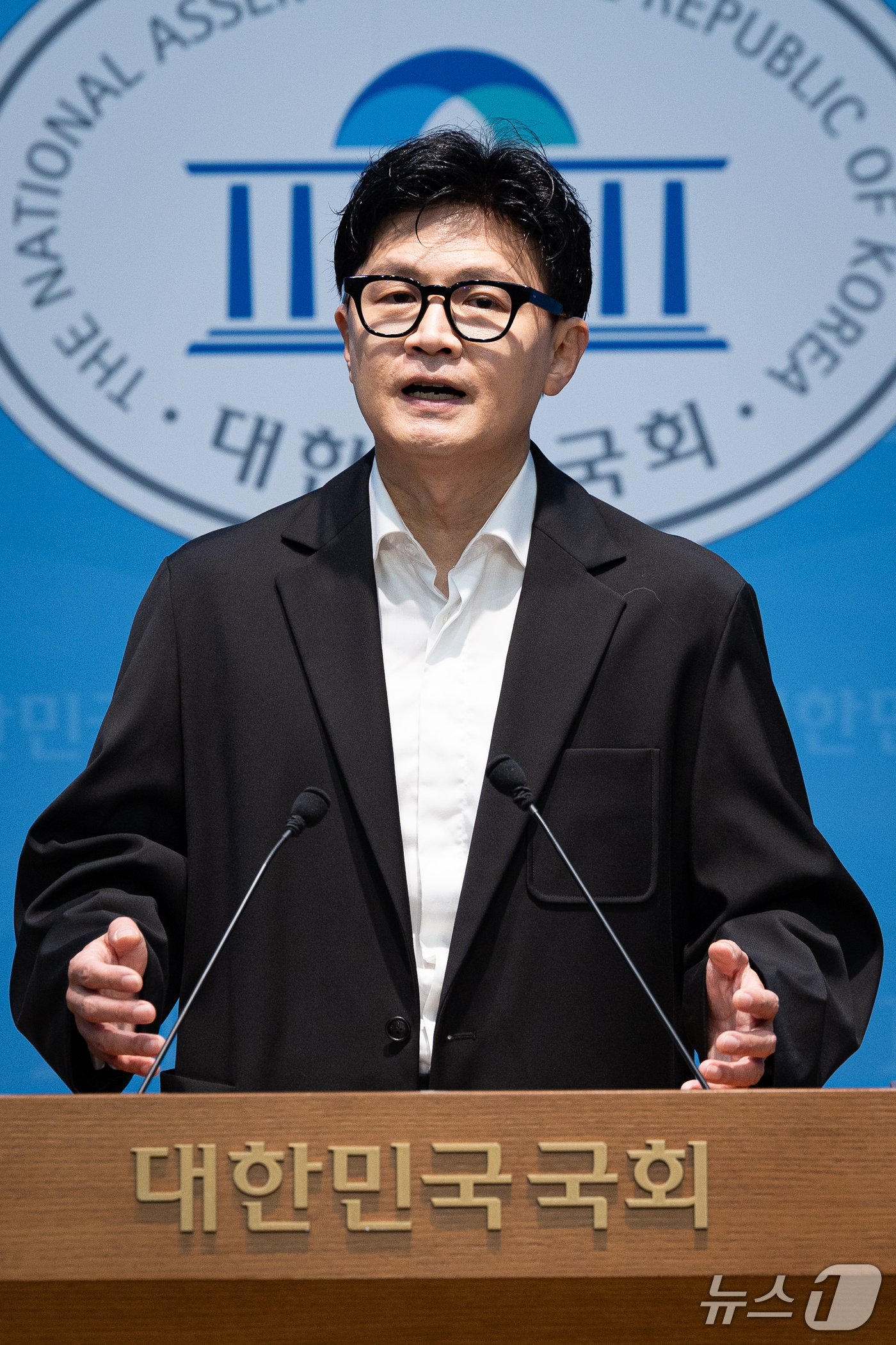 (서울=뉴스1) 유승관 기자 = 한동훈 무소속 의원이 13일 서울 여의도 국회 소통관에서 김승원 법무부 장관 후보자 관련 기자회견을 하고 있다. 2026.9.13/뉴스1