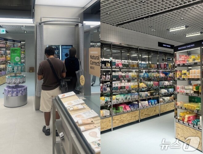 본문 이미지 - 올리브영 부산 남포 타운 매장에서 피부 진단 기기를 이용하는 호주 관광객(왼쪽)과 마스크팩 라이브러리 공간 ⓒ 뉴스1 박혜연 기자