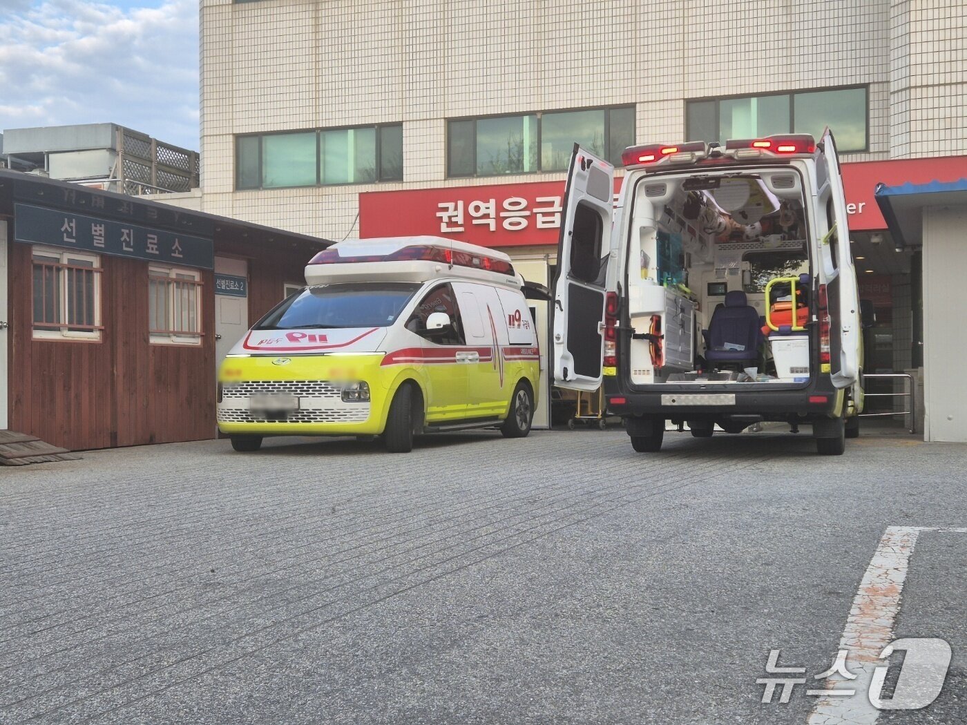 본문 이미지 - 강릉아산병원 응급실 입구에 119 구급차가 환자 이송을 위해 들어서 있다.(뉴스1 DB)