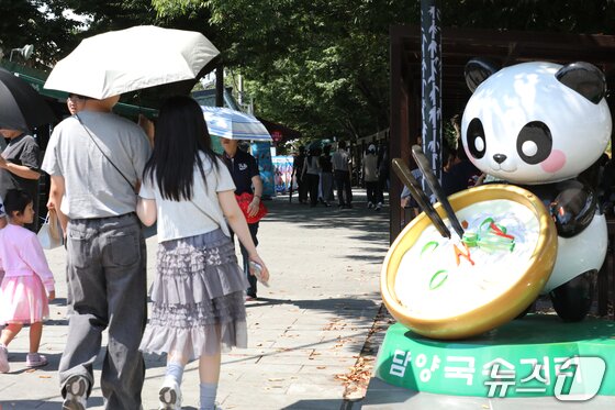본문 이미지 - 13일 오전 전남광주 담양군 담양읍 국수거리. 점심 시간대를 맞아 시민들의 발걸음이 잇따르고 있다. ⓒ뉴스1 안재영 기자