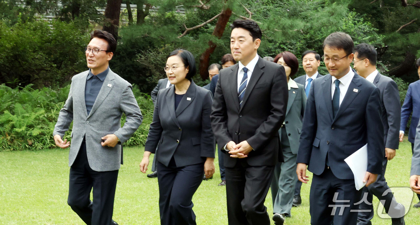 (서울=뉴스1) 김성진 기자 = 한성숙 국무총리와 김민석 더불어민주당 대표가 13일 서울 종로구 국무총리 서울공관에서 열린 제11차 고위당정협의회에 앞서 기념촬영을 한 후 발걸음을 …