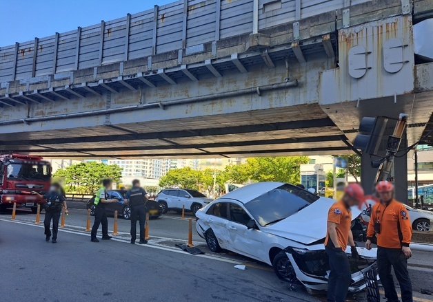 부산 교차로서 만취 운전자 차선 변경하다 '쾅'…2명 병원 이송