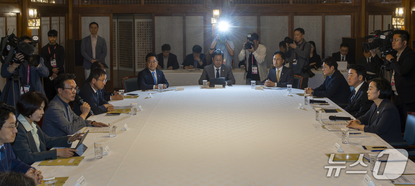 (서울=뉴스1) 김성진 기자 = 김민석 더불어민주당 대표가 13일 서울 종로구 국무총리 서울공관에서 열린 제11차 고위당정협의회에서 모두발언을 하고 있다. (공동취재) 2026.9 …