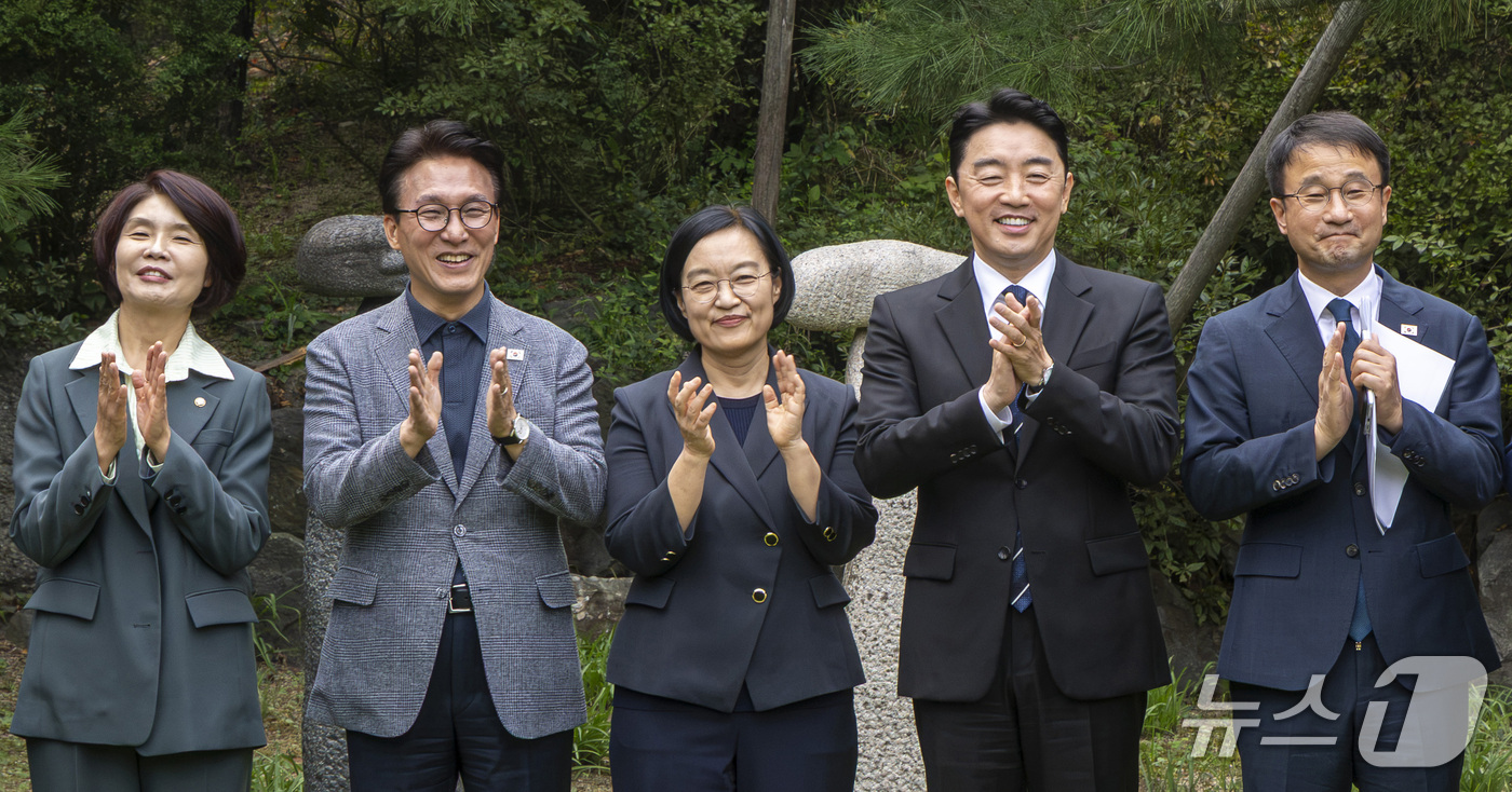 (서울=뉴스1) 김성진 기자 = 한성숙 국무총리와 김민석 더불어민주당 대표, 강훈식 대통령 비서실장을 비롯한 참석자들이 13일 서울 종로구 국무총리 서울공관에서 열린 제11차 고위 …