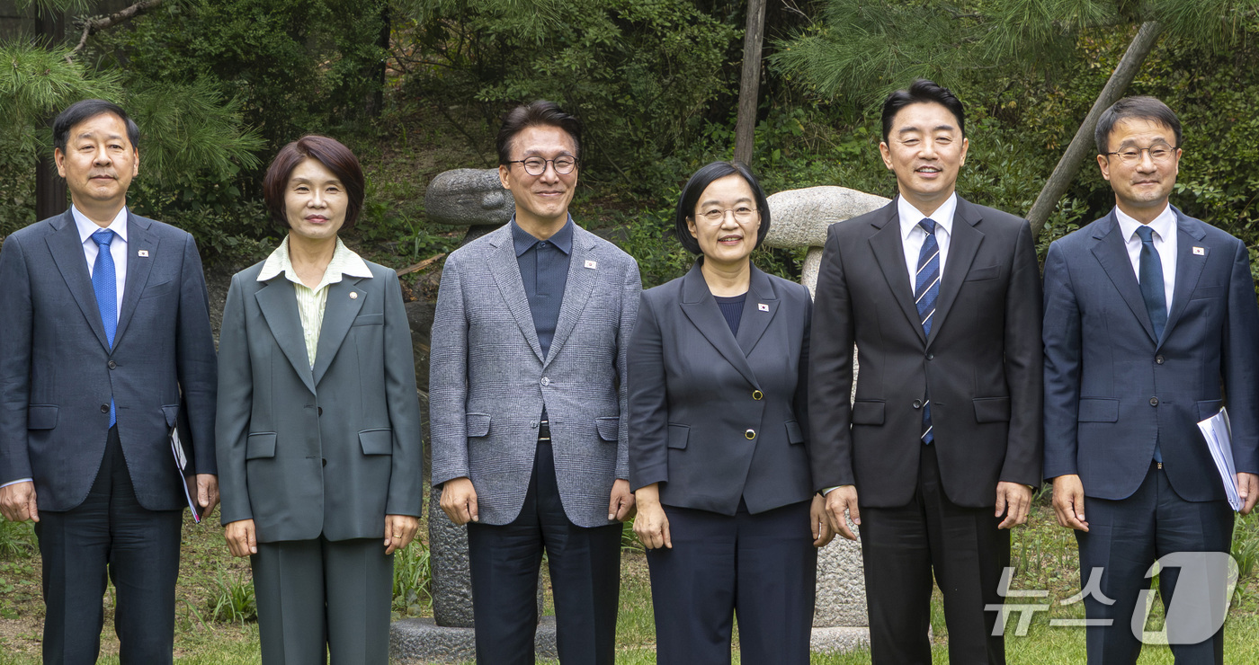 (서울=뉴스1) 김성진 기자 = 한성숙 국무총리와 김민석 더불어민주당 대표, 강훈식 대통령 비서실장을 비롯한 참석자들이 13일 서울 종로구 국무총리 서울공관에서 열린 제11차 고위 …
