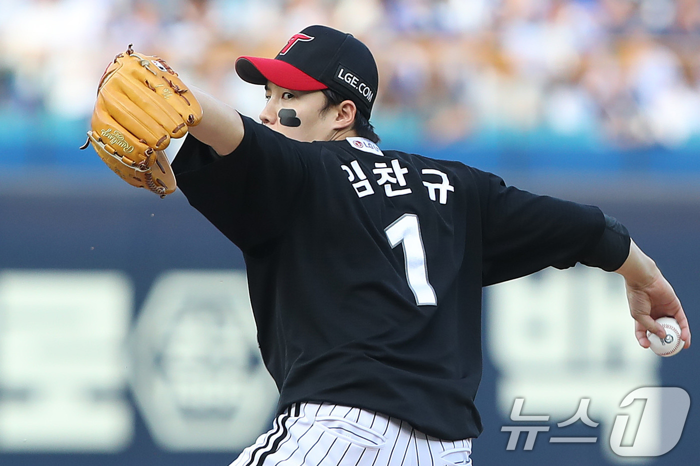 (대구=뉴스1) 공정식 기자 = 13일 오후 대구 삼성라이온즈파크에서 열린 프로야구 '2026 신한은행 SOL KBO리그' LG 트윈스와 삼성 라이온즈의 경기, LG 선발 임찬규가 …