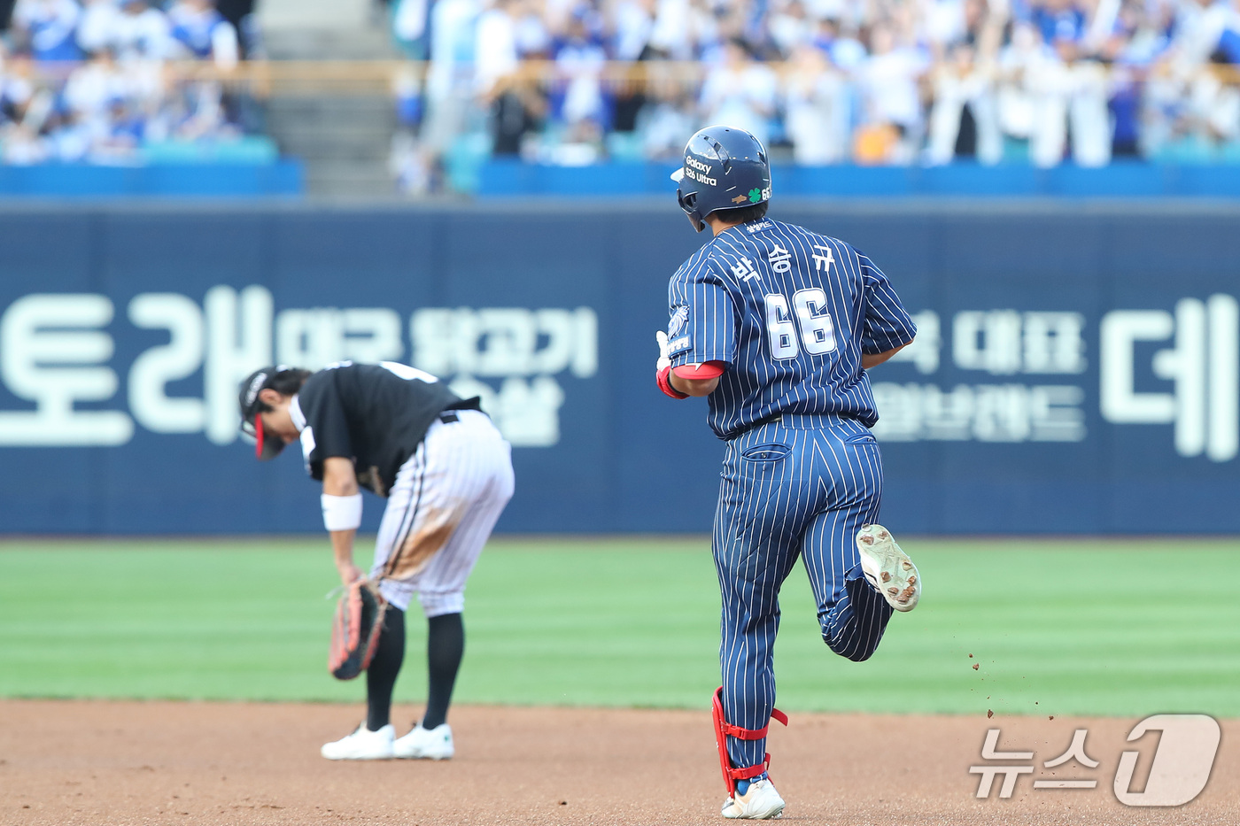 (대구=뉴스1) 공정식 기자 = 13일 오후 대구 삼성라이온즈파크에서 열린 프로야구 '2026 신한은행 SOL KBO리그' LG 트윈스와 삼성 라이온즈의 경기, 1회말 1사 1루 …