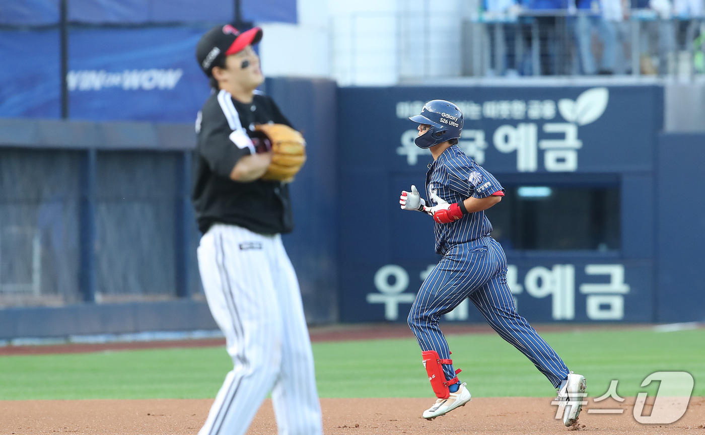 (대구=뉴스1) 공정식 기자 = 13일 오후 대구 삼성라이온즈파크에서 열린 프로야구 '2026 신한은행 SOL KBO리그' LG 트윈스와 삼성 라이온즈의 경기, 1회말 1사 1루 …