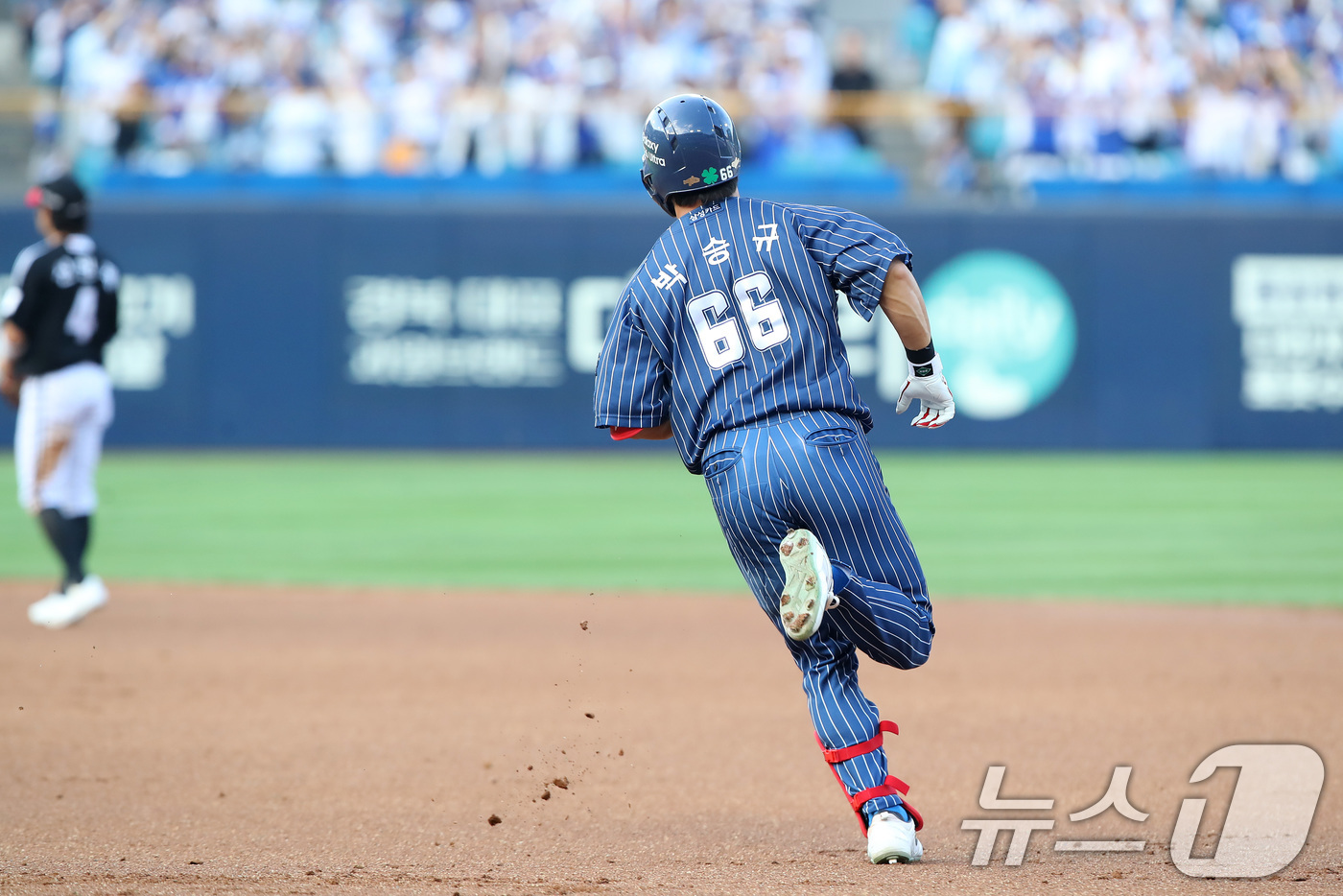 (대구=뉴스1) 공정식 기자 = 13일 오후 대구 삼성라이온즈파크에서 열린 프로야구 '2026 신한은행 SOL KBO리그' LG 트윈스와 삼성 라이온즈의 경기, 1회말 1사 1루 …