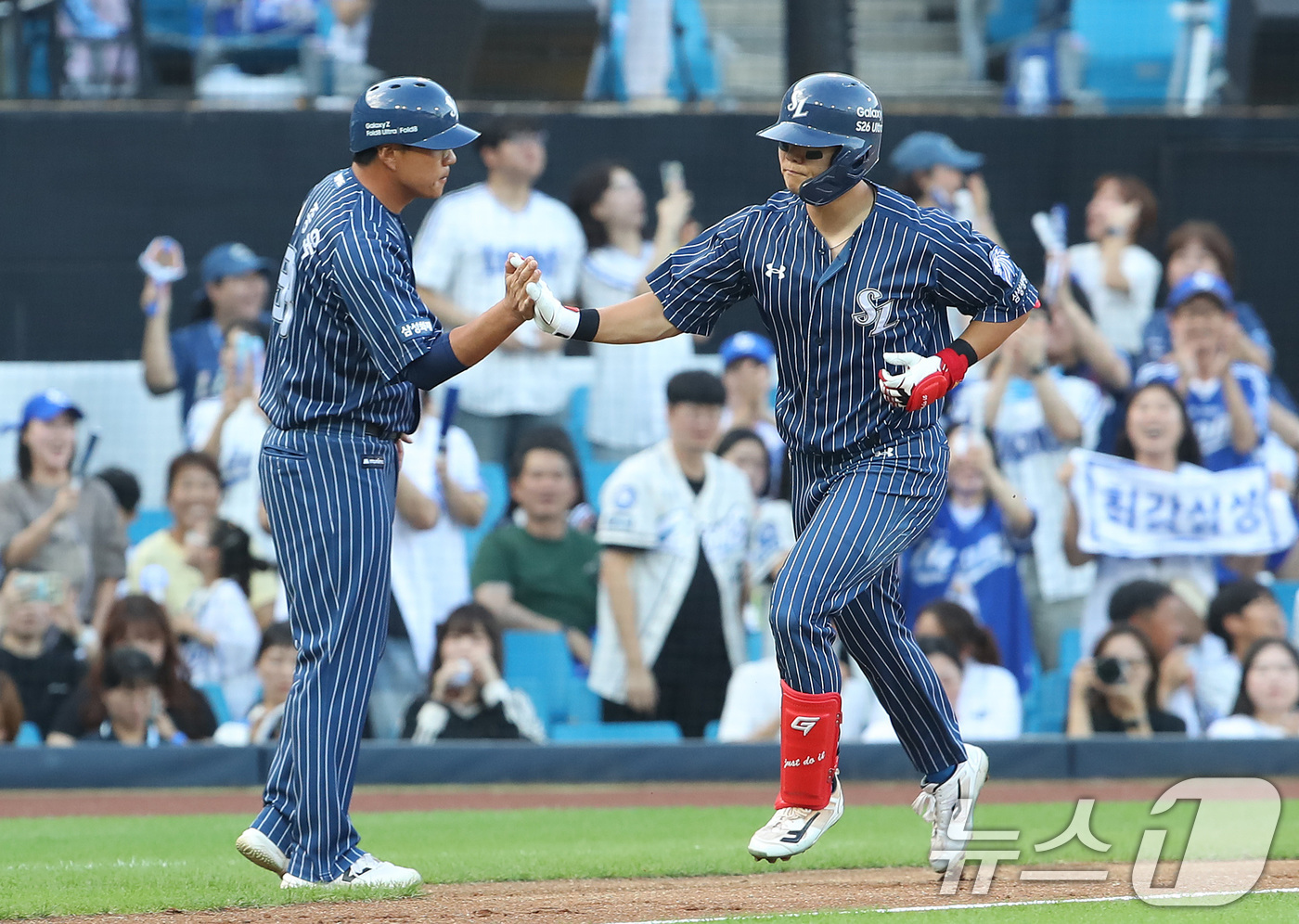 (대구=뉴스1) 공정식 기자 = 13일 오후 대구 삼성라이온즈파크에서 열린 프로야구 '2026 신한은행 SOL KBO리그' LG 트윈스와 삼성 라이온즈의 경기, 1회말 1사 1루 …