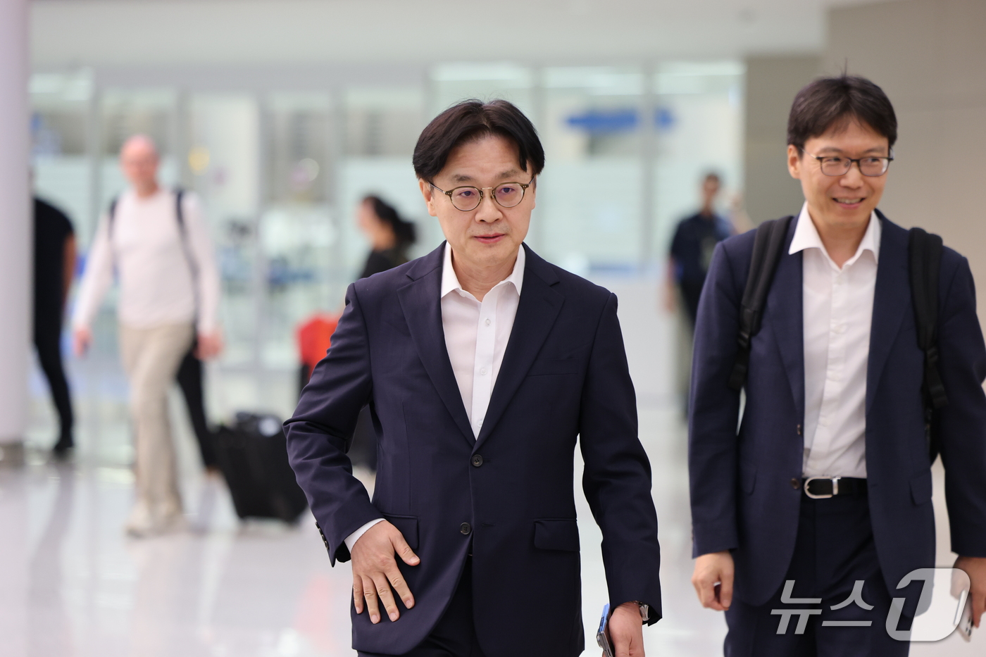 (인천공항=뉴스1) 김도우 기자 = 김정관 산업통상부 장관이 13일 미국과의 대미 투자 프로젝트 선정을 위한 협의를 마치고 인천국제공항 2터미널을 통해 귀국하고 있다. 2026.9 …