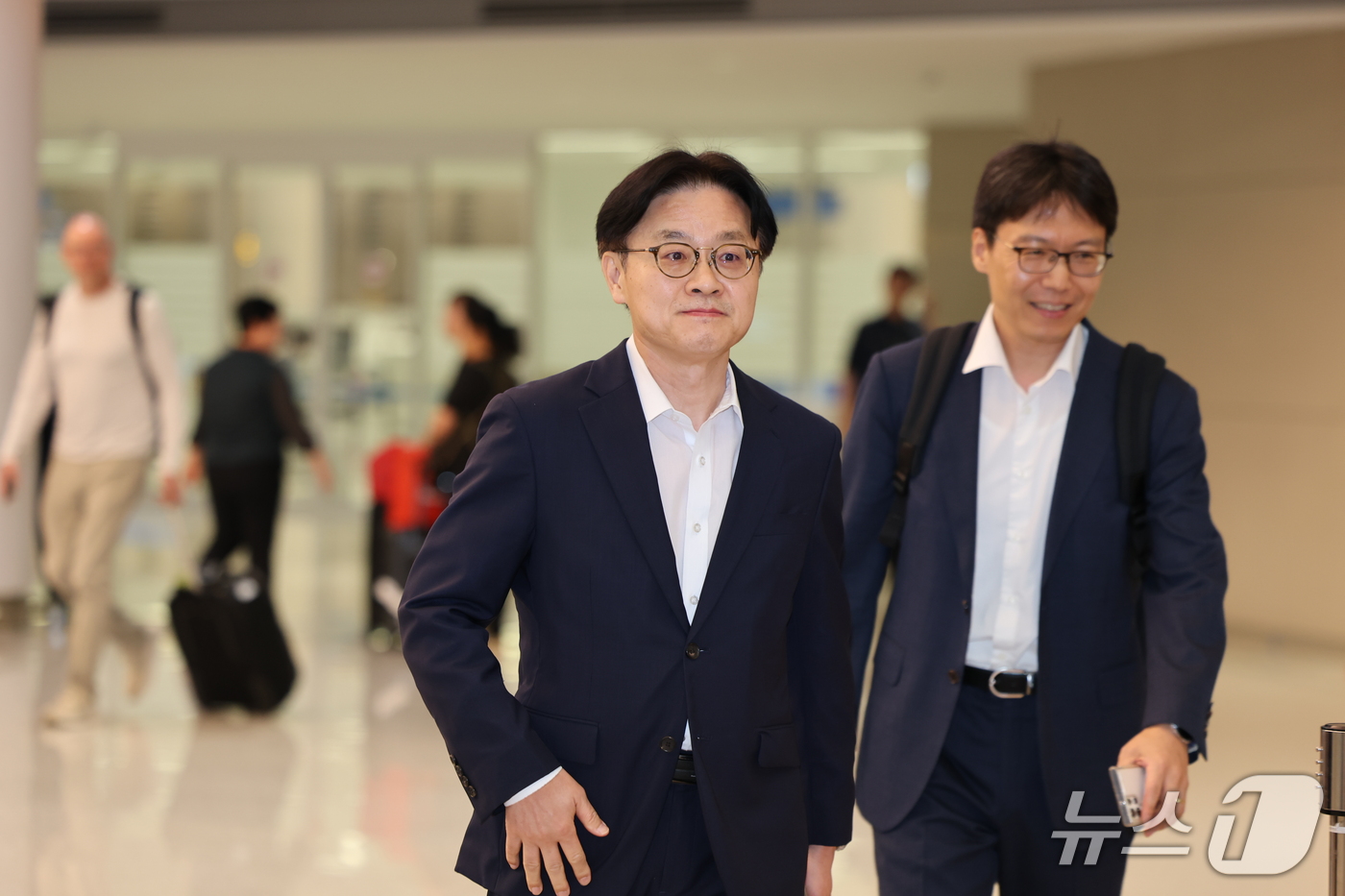 (인천공항=뉴스1) 김도우 기자 = 김정관 산업통상부 장관이 13일 미국과의 대미 투자 프로젝트 선정을 위한 협의를 마치고 인천국제공항 2터미널을 통해 귀국하고 있다. 2026.9 …