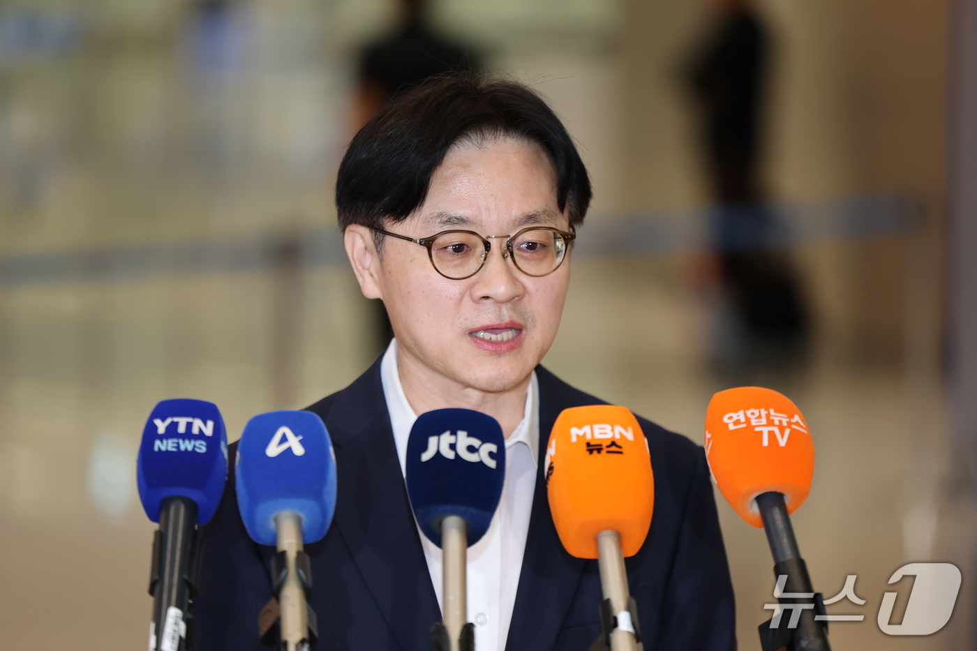 (인천공항=뉴스1) 김도우 기자 = 김정관 산업통상부 장관이 13일 미국과의 대미 투자 프로젝트 선정을 위한 협의를 마치고 인천국제공항 2터미널을 통해 귀국해 취재진 질문에 답하고 …