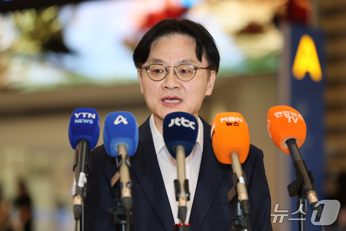 (인천공항=뉴스1) 김도우 기자 = 김정관 산업통상부 장관이 13일 미국과의 대미 투자 프로젝트 선정을 위한 협의를 마치고 인천국제공항 2터미널을 통해 귀국해 취재진 질문에 답하고 …