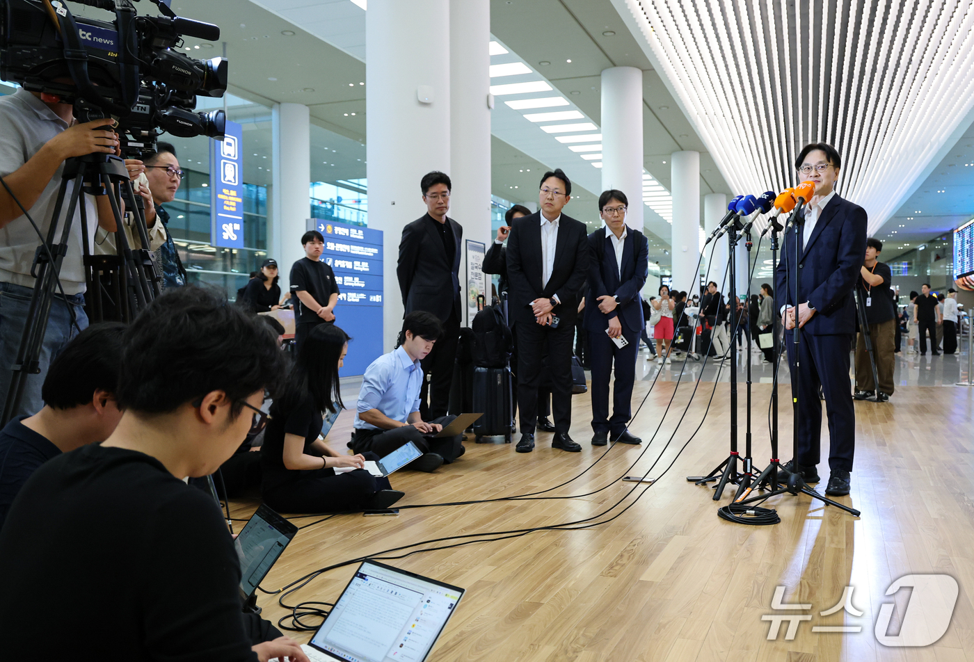 (인천공항=뉴스1) 김도우 기자 = 김정관 산업통상부 장관이 13일 미국과의 대미 투자 프로젝트 선정을 위한 협의를 마치고 인천국제공항 2터미널을 통해 귀국하며 취재진 질문에 답하 …