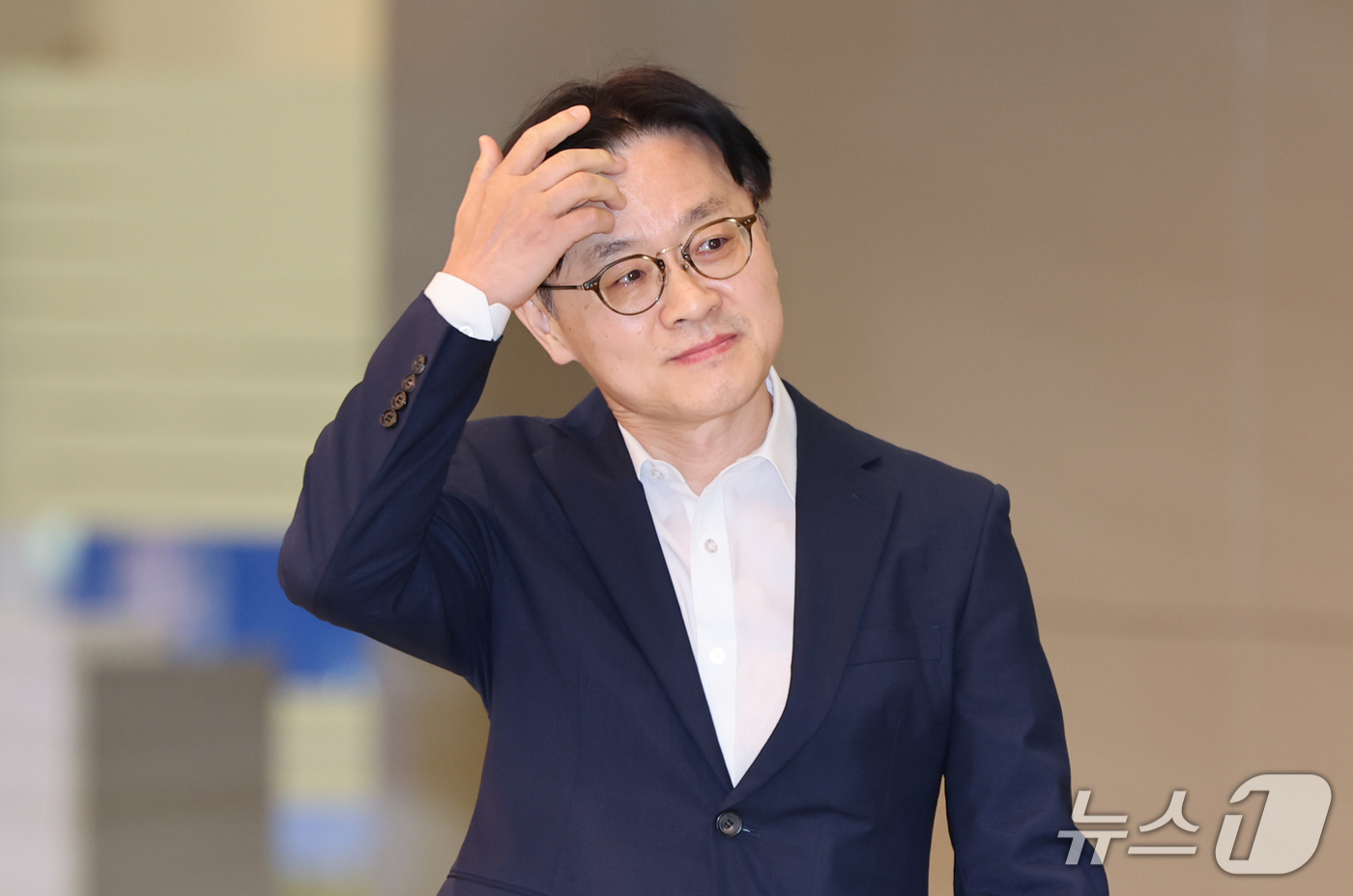 (인천공항=뉴스1) 김도우 기자 = 김정관 산업통상부 장관이 13일 미국과의 대미 투자 프로젝트 선정을 위한 협의를 마치고 인천국제공항 2터미널을 통해 귀국하고 있다. 2026.9 …