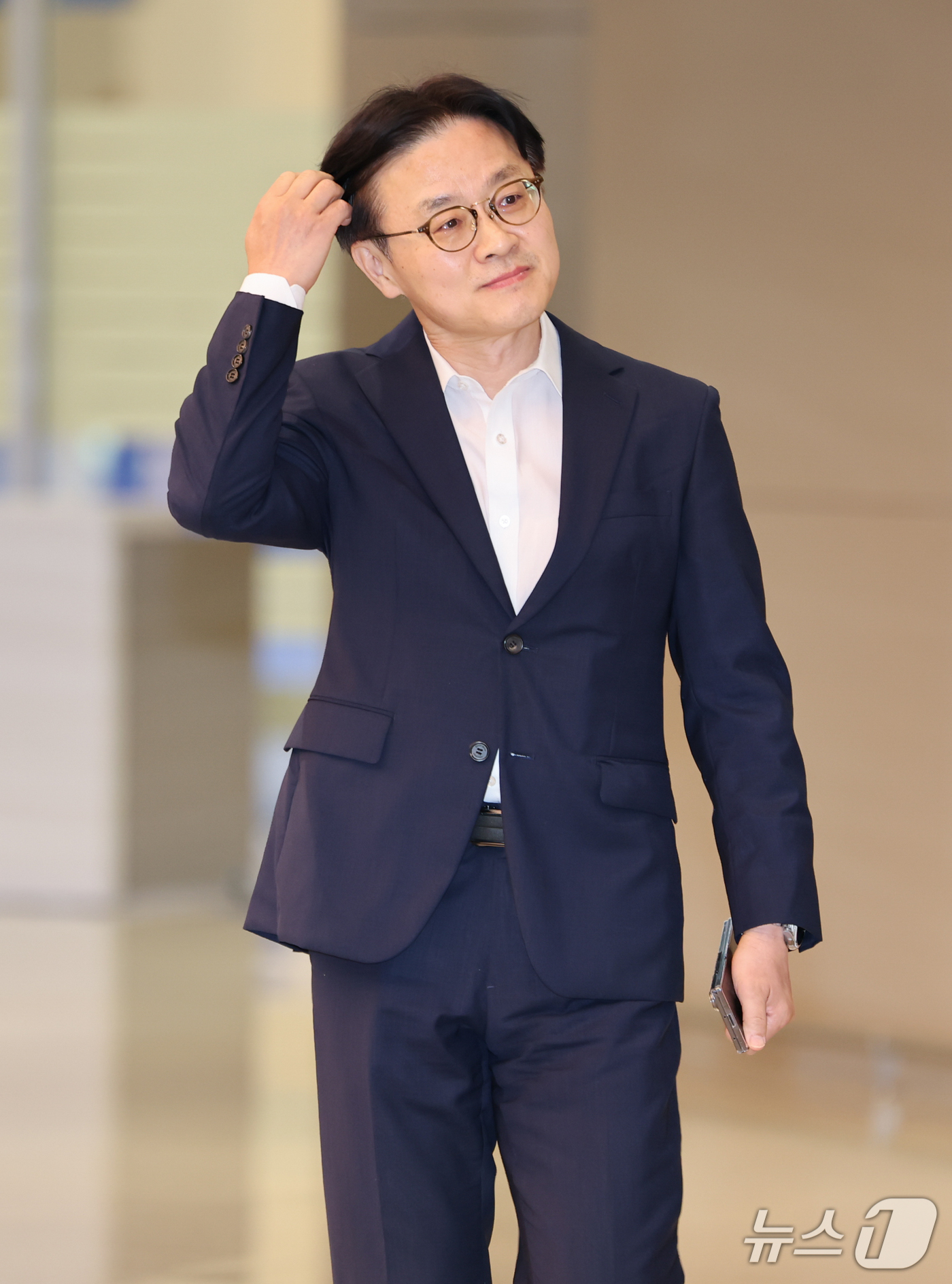 (인천공항=뉴스1) 김도우 기자 = 김정관 산업통상부 장관이 13일 미국과의 대미 투자 프로젝트 선정을 위한 협의를 마치고 인천국제공항 2터미널을 통해 귀국하고 있다. 2026.9 …