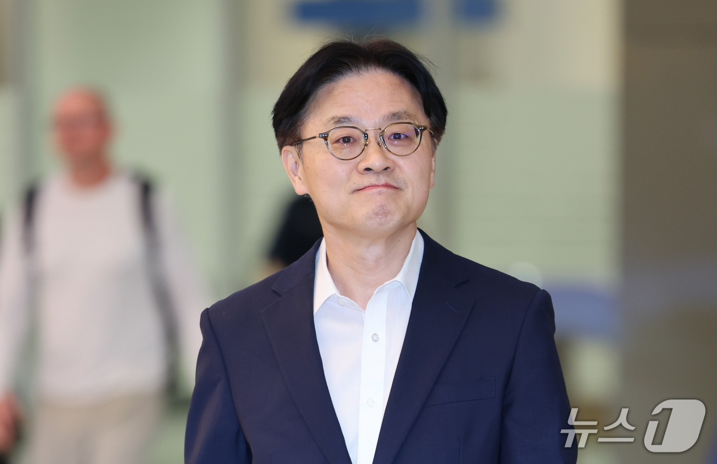 (인천공항=뉴스1) 김도우 기자 = 김정관 산업통상부 장관이 13일 미국과의 대미 투자 프로젝트 선정을 위한 협의를 마치고 인천국제공항 2터미널을 통해 귀국하고 있다. 2026.9 …
